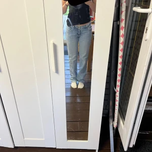 Ljusblå raka jeans från Zara, strl 36 - Säljer ett par ljusblå jeans från Zara i storlek 36. Jeansen har rak passform, klassisk femficksdesign och låg midjad. Tillverkade i denim med snygg tvätt och subtila slitningar. Perfekta till sneakers eller boots för en chill look. 