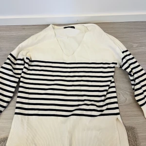 Randig v-ringad tröja från MNG  - Snygg v-ringad tröja från MNG i storlek XS. ❤️