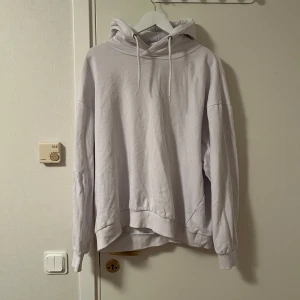 Vit hoodie från lager 157 i XL - Säljer en vit hoodie från lager 157 i storlek XL. Tröjan har huva med snörning och långa ärmar. Perfekt för dig som gillar en enkel och clean stil. Mjuk och skön, passar till chill dagar eller när du vill ha något bekvämt. Katt finns i hemmet 
