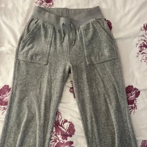Grå mjukisbyxor Juicy Couture XS - Säljer mina grå juicy couture byxor i storlek XS pga ingen användning längre. De är i väldigt fint skick! Skriv om du har några funderingar eller vill ha fler bilder