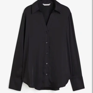 Satin skjorta/blus - Satin liknande skjorta/blus med v-ringning, tyvärr inte kommit så mycket till användning så inga slitage.