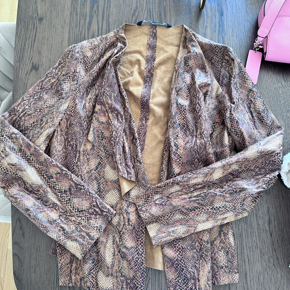 Ormmönstrad mockajacka i brunt