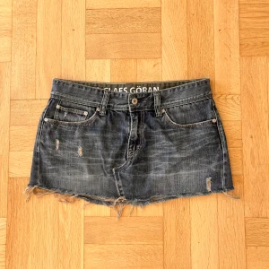 Fin jeanskjol - Säljer denna fina lågmidjade jeanskjol som jag sytt från ett par styva jeans,  Mått syns i bilderna😊 jag har sytt dubbelsömmar med symaskin vid ”stresspunkterna” och förstärk nedre delen med en söm så att kjolen håller (se närbilderna för tydligagörande)🫶