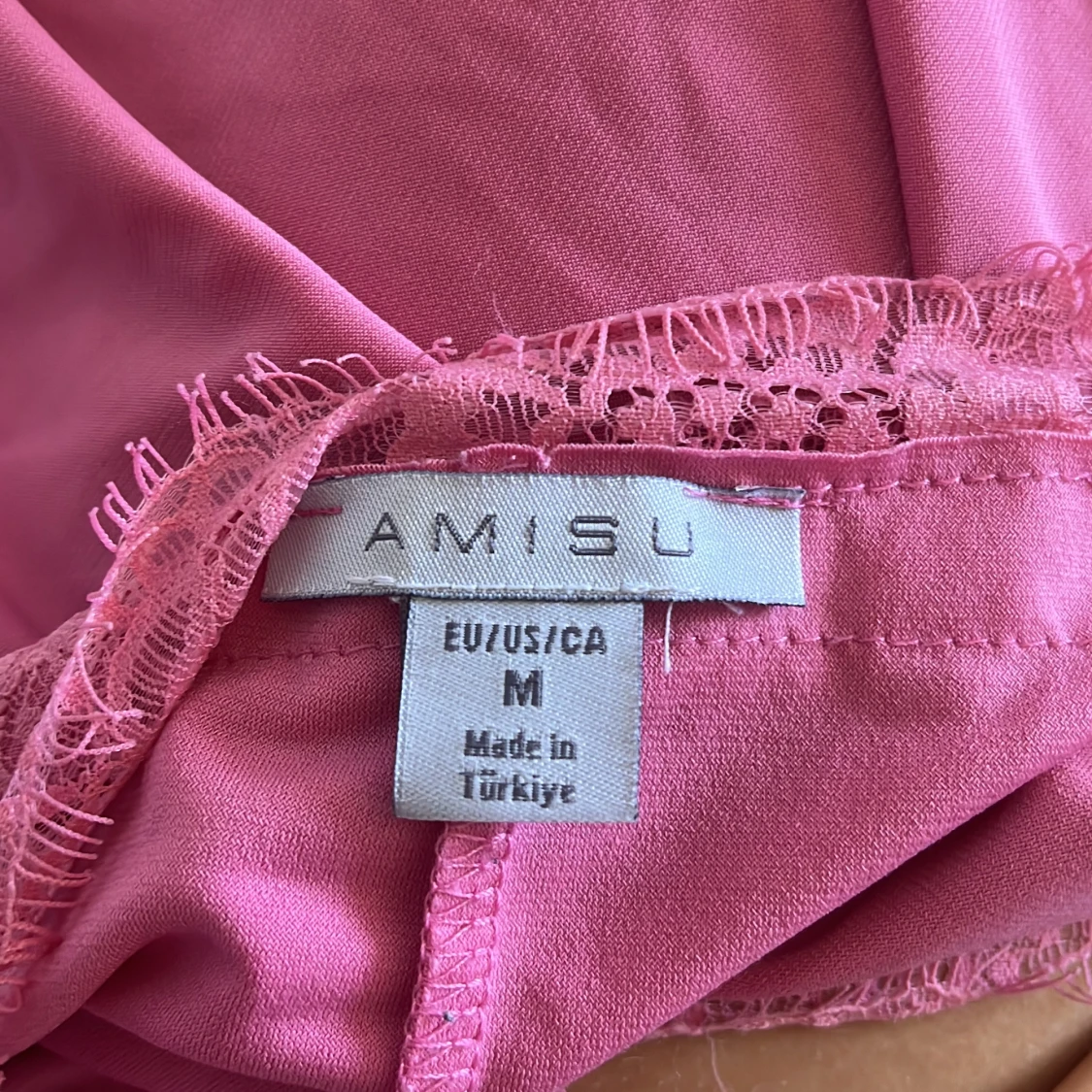 Rosa linnetopp med spets från Amisu - 2