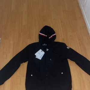 Windbreaker - Windbreaker i nyskick och svart förg säljs