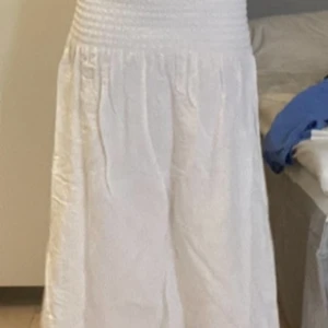 Vit långkjol - Säljer vit långkjol ifrån Kappahl. Den är ribbad där uppe och går o vika ner ifall man vill det. Osäker på storleken men jag är ungefär 162 cm lång och den är för kort för mig.