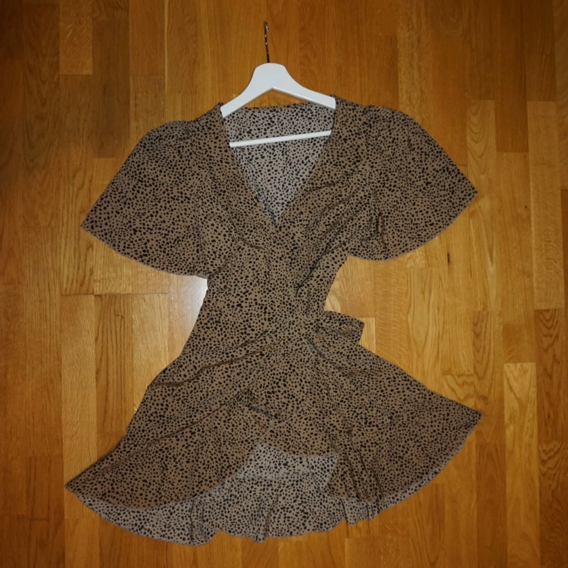 Beige omlottklänning med prickar - 1