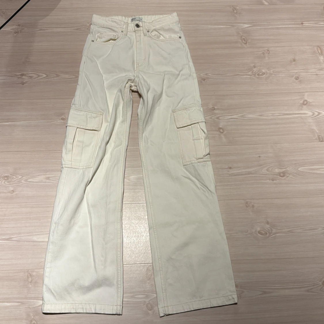 Krämvita cargojeans från ginatricot