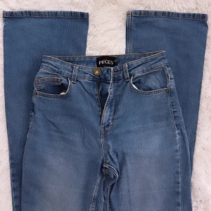 Blå bootcut jeans från pieces - Snygga blåa jeans från pieces! Aldrig använda och dom är även mid waist! Passar även 34🫶🏼