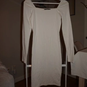 Ljus offshoulder klänning Bik Bok XS - Säljer en ljus, ribbad offshoulder klänning från Bik Bok i storlek XS. Klänningen är figurnära med lång ärm och har en enkel, stilren design. Perfekt för dig som gillar minimalistisk stil och vill ha något bekvämt men snyggt.