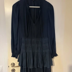 Mörkblå klänning från Maje - Supersnygg mörkblå klänning från Maje, storlek 36! Väldigt fint skick, inga skavanker 