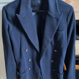 John Henric blazer - Knappt använd och inga skador eller fläckar