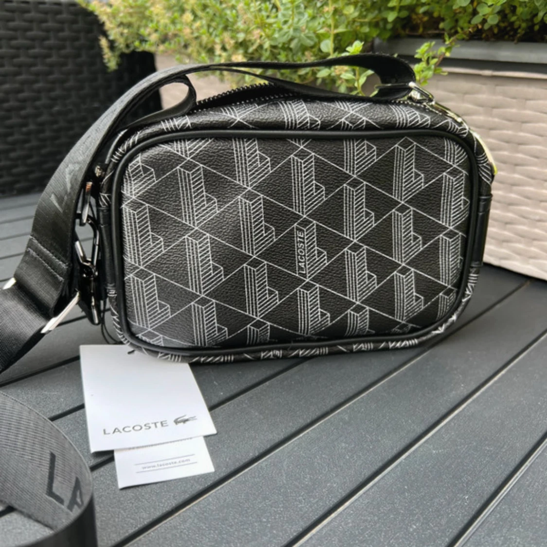 Svart axelväska från Lacoste med mönster - 4
