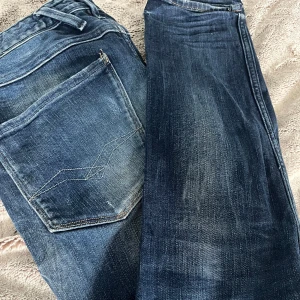 Replay anbass jeans - Extremt snygga replay jeans, St 31 och passar dig som är runt 180-185. Byxorna är i mycket bra skick säljer pga inte kommer till användning