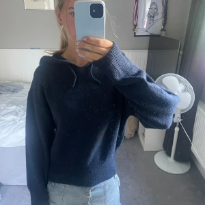 Mörkblå stickad hoodie från Gina  - Mysig mörkblå stickad hoodie med huva och långa ärmar. Använd ca två gånger 