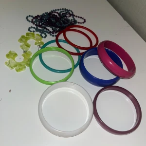 80 tals smycken - Ett paket med olika smycken, perfekt till 80-tals temafesten eller bara för att göra din outfit extra cool!  (Du får även med ett till halsband som inte finns med på bilden utan kolla min profil för att de det!) 