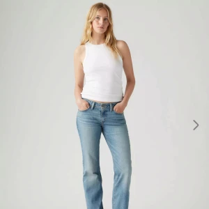 Levi's ljusblå jeans bootcut low  - Säljer ett par klassiska Levis  jeans i ljusblå denim. Modellen är bootcut, low midja och 4 fickor. Jeansen har en snygg tvätt och ikonisk läderpatch bak i midjan. Perfekta till sneakers och t-shirt för en chill look. Original pris 949kr säljer för 400kr pris kan diskutera. Stolek 27x34. Även öppnat dom där nere. Fler bilder går att få. 