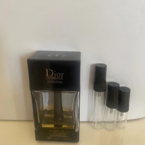 Dior Homme Intense 2ML - Dior Homme Intense samples: endast 2ml säljes åt gången eftersom flaskan börjar nå sitt slut.
