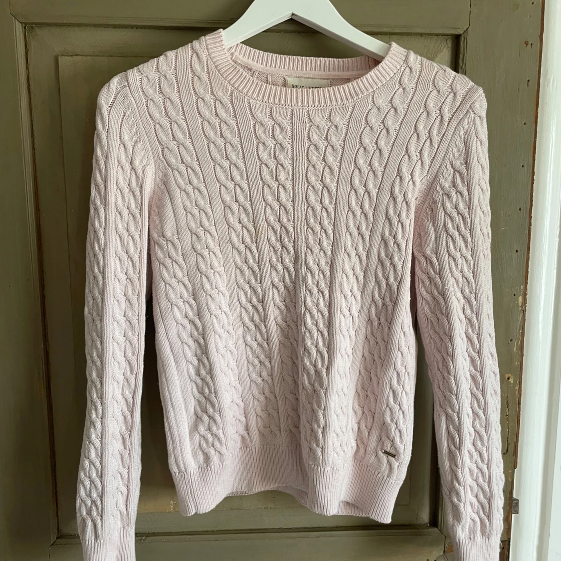 Ljusrosa kabelstickad tröja Holly & Whyte