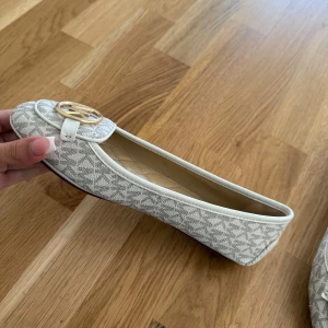 Ballerina  - Helt nya ballerina från märket michael kors.  Pris:900kr Finns i Gbg men kan fraktas!