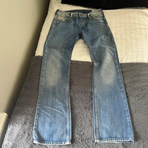 Diesel Zatiny Jeans - Säljer dessa Diesel jeans som är i toppen skick. Jeansen är i storlek W31, L34. Midjemått: 42cm, Ytterbensmått: 111cm.