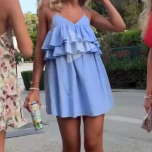 Klänning  - Säljer en sjukt söt klänning med volanger ifrån Zara. Den är slutsåld och finns inte längre! Klänningen har inga defekter alls! Superfin!!