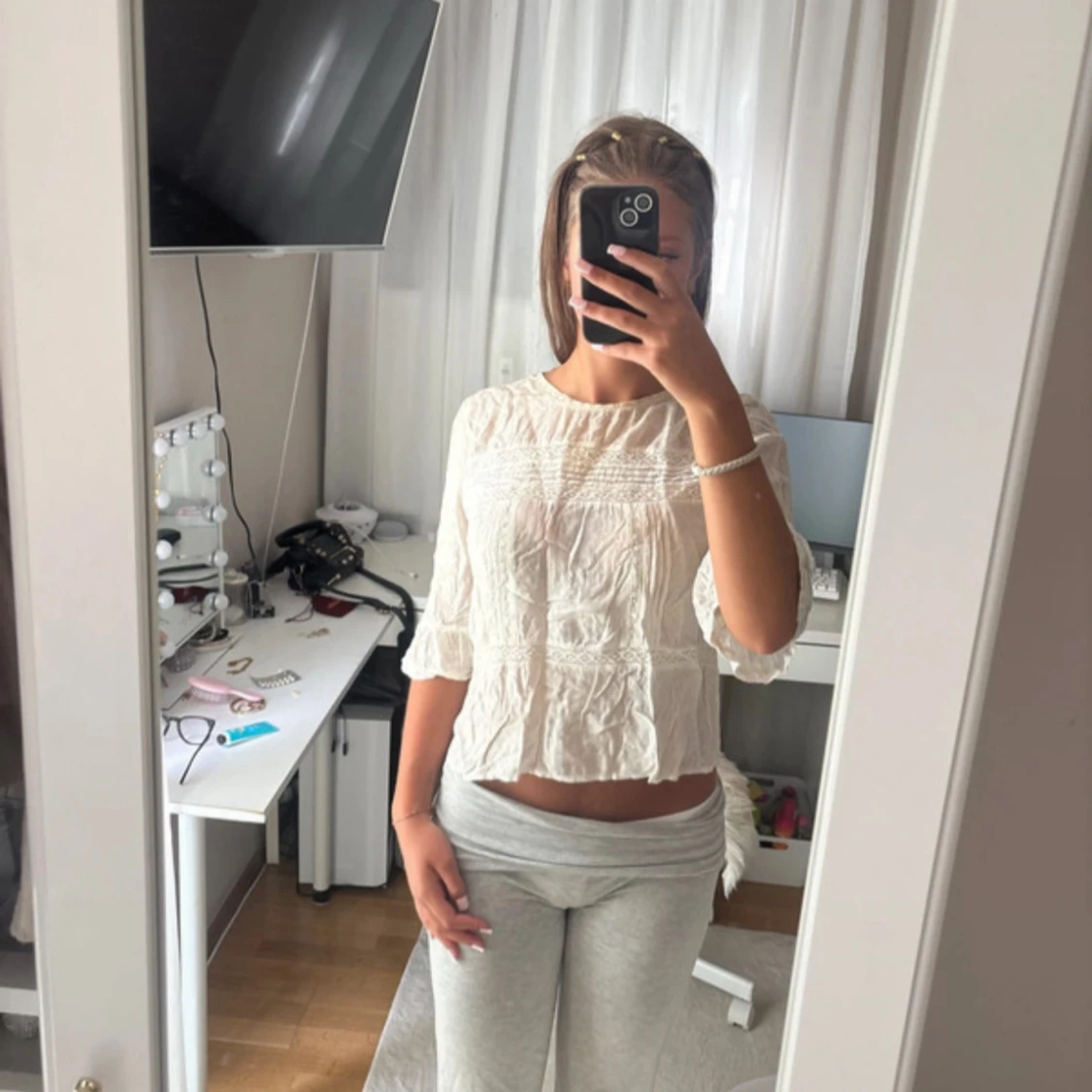 Vit blus med spetsdetaljer - 1