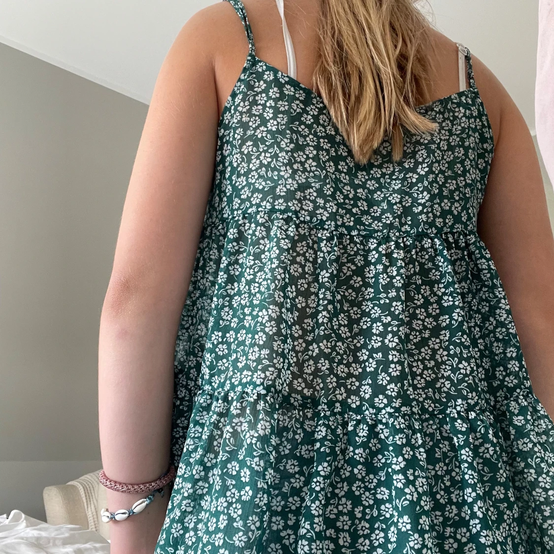 Grön blommig linnetopp med volanger - 2