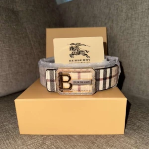 Bb bälte  - Säljer en Two sided  bb bälte box duesch bag och kvitto följes med 