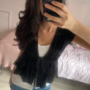 Svart omlott top med knyt - Svart top i omlottmodell med knyt framtill från Gina tricot. Pris kan diskuteras💕