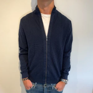 Massimo Dutti Stickad Kofta  - Riktigt snygg och stilren kofta | Strl - M | Skick - 9/10 | Nypris - ca 1100kr | Vid minsta lilla fundering är det bara att skriva!