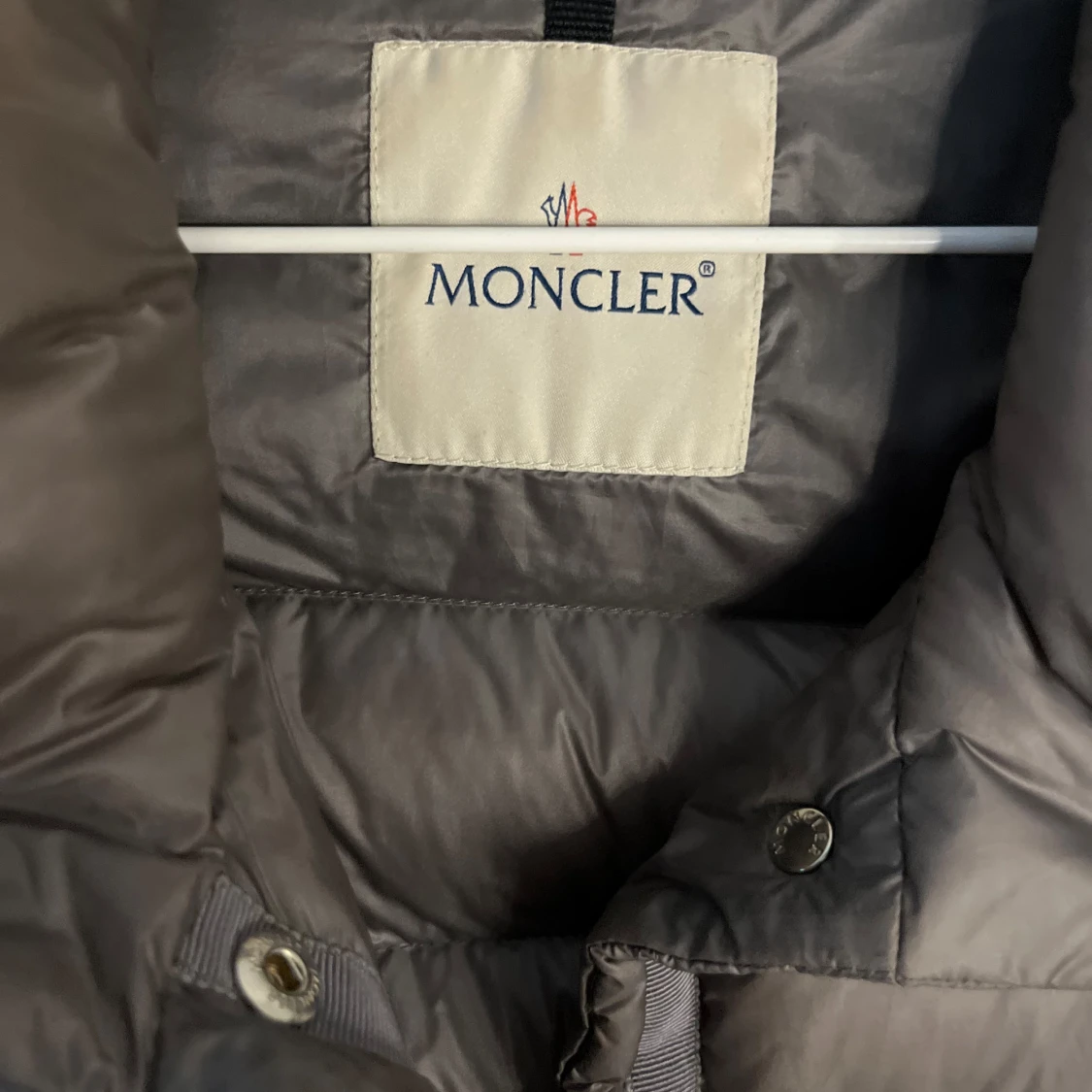 Grå Moncler dunjacka med hög krage - 1