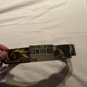 Versace Jeans Couture svart bälte - Snyggt svart bälte från Versace Jeans Couture, fint mönster runt hela bältet lite skråmor här o där men inget man märker av, köpt från Zalando för 1800 säljer då jag inte använder det längre. Storlek 105-120.  Hör av dig vid minsta fundering!!
