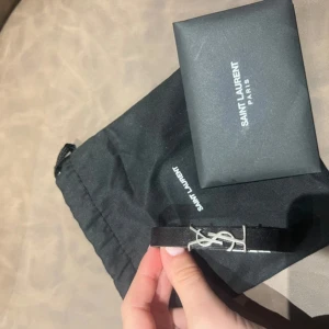 Saint Laurent armband - Riktigt schysst svart ysl armaband i sjukt bra skick, ingen box ingår däremot dustbag och äkthetsbevis, är öppen för prisförslag