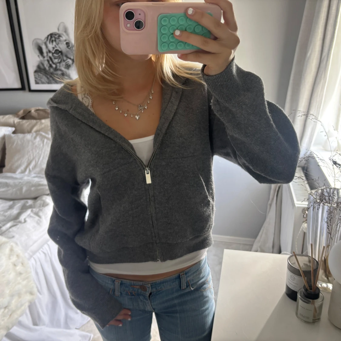 Grå stickad hoodie med dragkedja