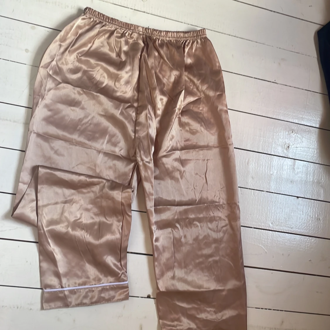 Champagnefärgad satinpyjamas 🩷 - 2