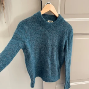 Stickad tröja från Acne - Säljer denna super snygga stickad tröjan från Acne, fint skick förutom på ena armbågen (bild 4) men det är inget man tänker på💗