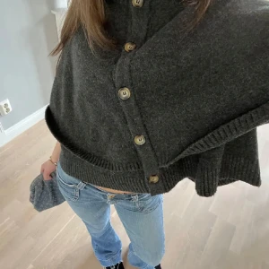 Poncho tröja från Zara - Jättefin tröja/poncho som är från Zara✨ Den är endast använd en gång och i mycket fint skick💕 Tröjan är i en mörkgrå färg☀️ hör av dig om du har frågor eller liknande💕💕