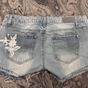 Jeans shorts  - Jätte snygga shorts med broderi detaljer! Midja: ca 41cm
