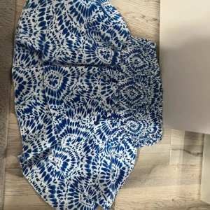 Volang topp - Topp med volanger, det är en topp men går faktiskt att använda som en kjol om man vill, kan skicka bild om det önskas! Aldrig använd ut an bara testat den, köpt från SHEIN!🩷