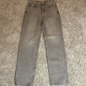 Gråa jeans Gina tricot  - Säljer dessa gråa jeans från Gina tricot dom har en rak modell och är i storlek 34, säljer dessa då dom ej kommit till så mycket användning🩷pris går att diskutera🥰