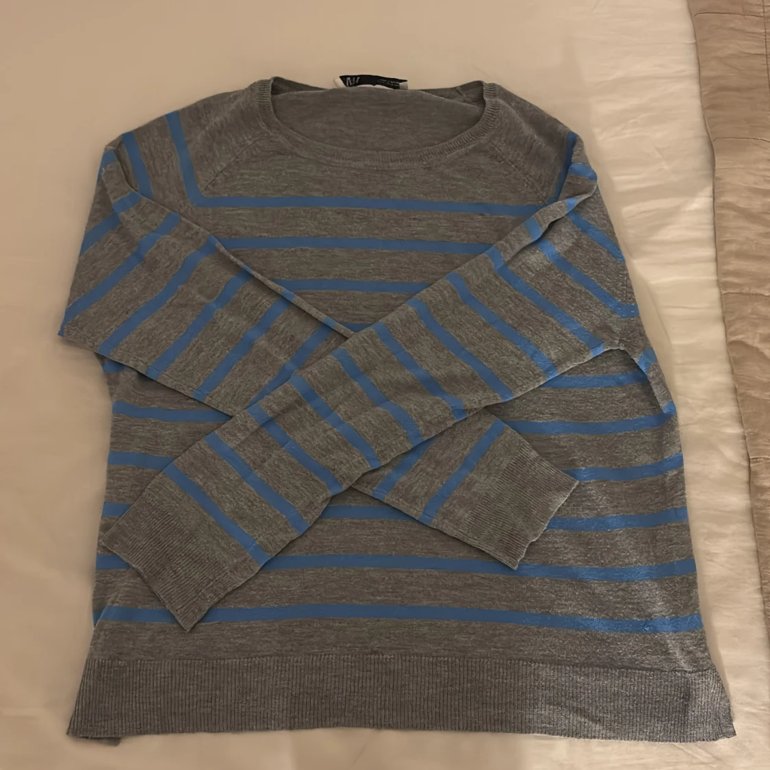 Gråblå randig långärmad tröja