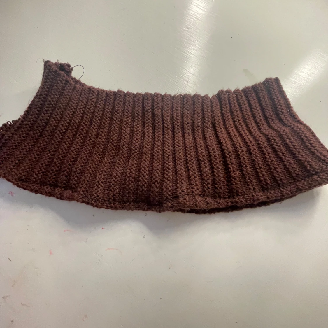 Vinröd ribbstickad buff💕 - 1