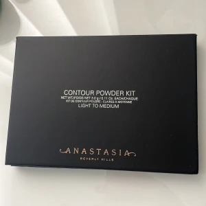 Anastasia Contour Powder Kit Light/Medium - Contourpalett från Anastasia Beverly Hills i nyansen Light to Medium.            Självklart äkta vara.                        Använder ej, därmed säljer.      Ordinariepris: 649kr