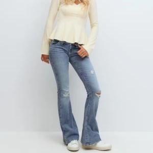 Blå bootcut jeans med broderade fickor - Snygga ljusblå bootcut jeans med slitningar på benen och broderade bakfickor. Dom är från Gina Young 14+ och är helt slutsålda. Jeansen är i TALL modellen. Helt oanvända med lappar kvar💕 skriv om du är intresserad 