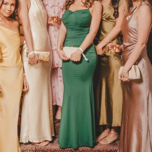 Mörkgrön långklänning med smala axelband - Supersnygg mörkgrön långklänning med smala axelband och figurnära passform. 