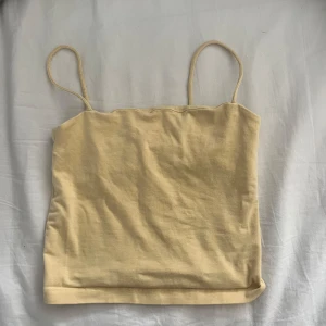 Gult linne från gina - Snyggt gult linne med ett extra tyg under från gina