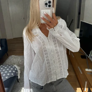 Blus-skjorta - Söt vit blus-skjorta med prickig textur