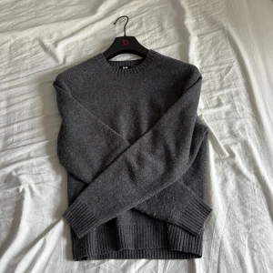 Mörkgrå och beige stickad tröja Uniqlo - Två stilrena stickade tröjor från Uniqlo i klassisk modell. En i mörkgrått och en i beige. Perfekta för lager-på-lager och passar till allt. Skick 8/10 mitt pris 399kr för båda men flexibel med priset.