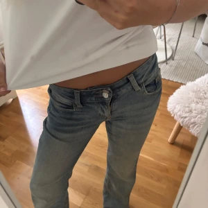 Low waist jeans - Säljer dessa snygga low waist bootcut jeans! Dem är från hm en limited kollektion och finns därför ej kvar att köpa! Super sköna, men säljer då jag aldrig använder🥰